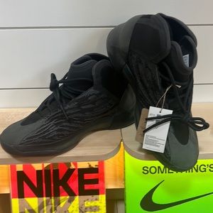 Yeezy qtnm 10 onyx new with tags